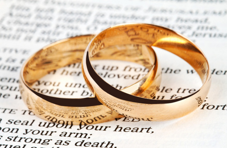 圣经上的两个结婚戒指。