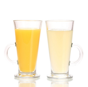 热带果汁在眼镜上白色隔离照片