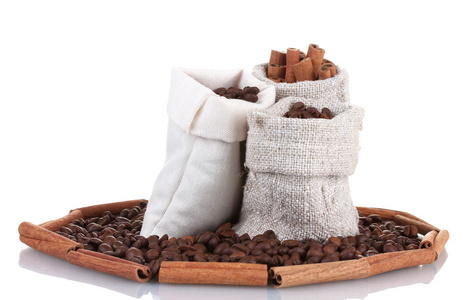 咖啡豆和桂皮中孤立在白色的帆布袋
