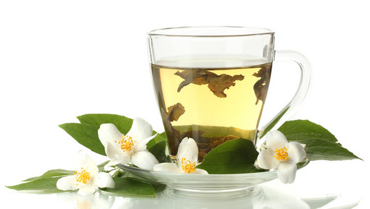 杯绿茶与孤立在白色的茉莉花