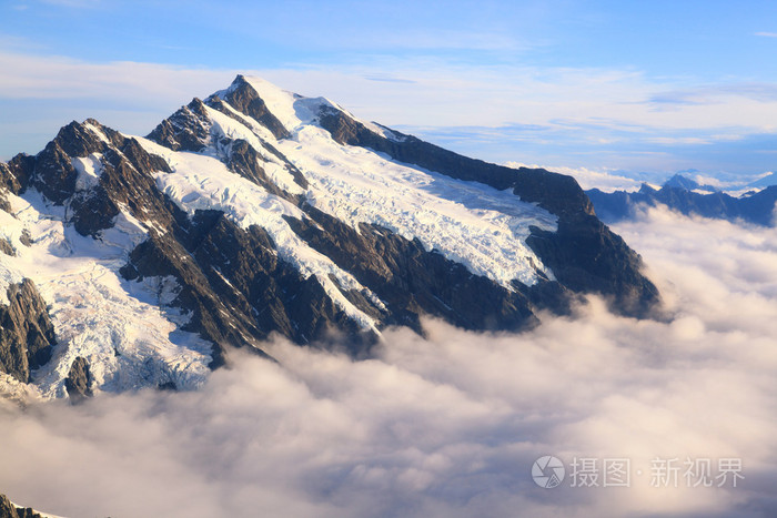 山煮峰值与雾景观从直升机，新热情