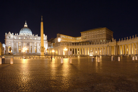 意大利。罗马。梵蒂冈。圣伯多禄广场在晚上