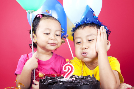 亚洲孩子们庆祝生日