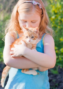 小女孩与室外的猫