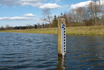 景区指示水位标尺摄影图