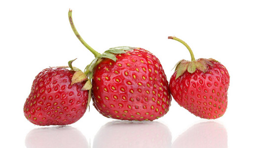 甜美成熟的草莓上白色隔离
