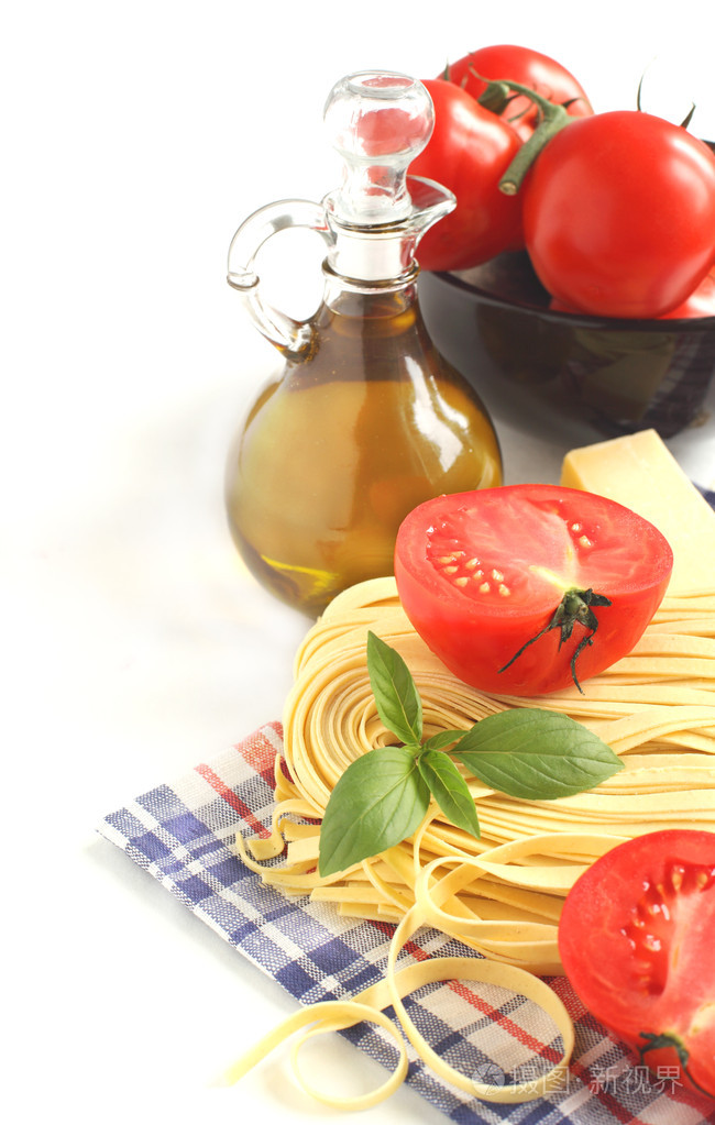 意大利面与西红柿 芝士 罗勒和油