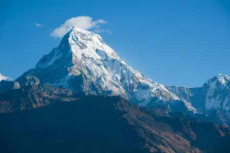 美丽的景色与雪早上在喜马拉雅山脉的时候看到从 ghorepani 村，潘山徒步方式，尼泊尔