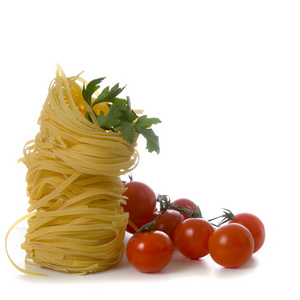 意大利面食和新鲜西红柿