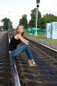 女孩坐在铁轨上