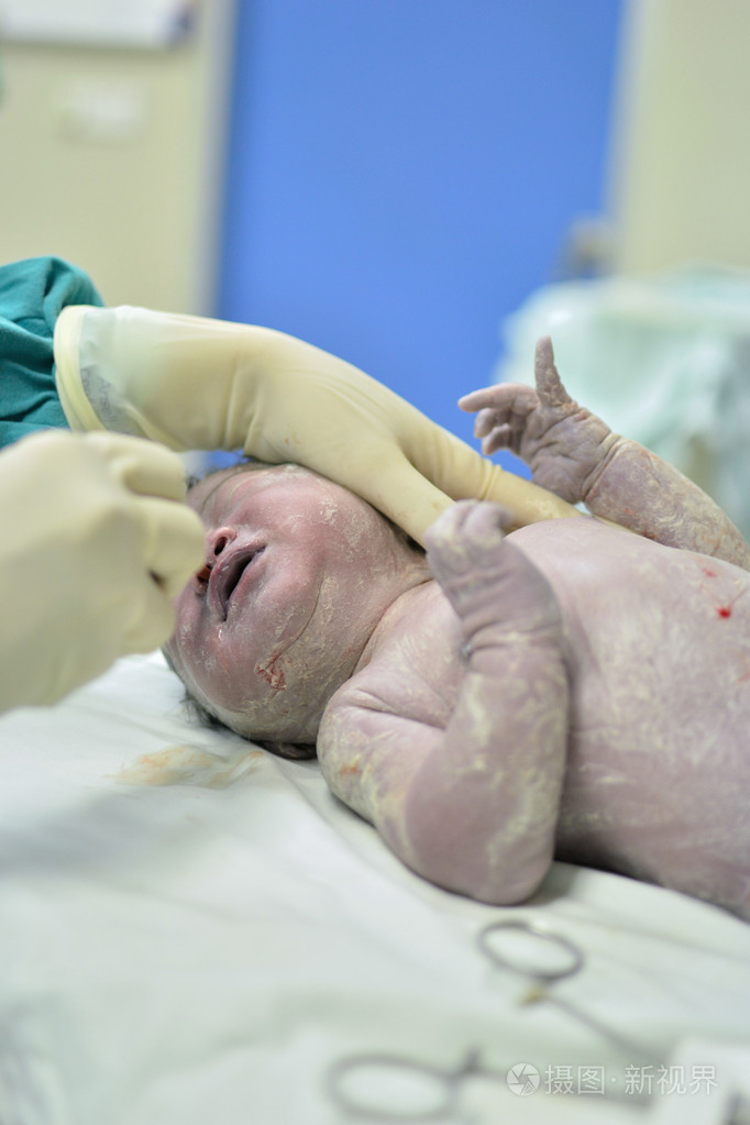 新出生的婴儿照片