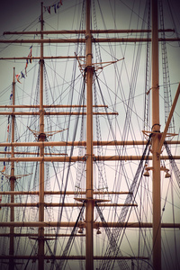 旧帆船船的桅杆