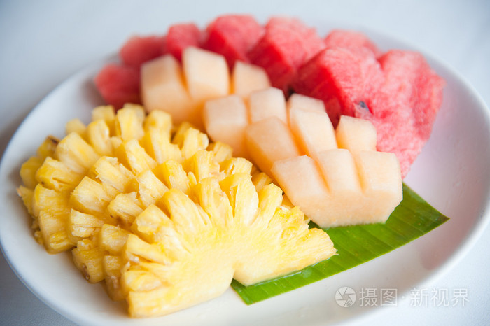 一个著名的热带水果的盘子: 菠萝, 哈密瓜, 西瓜