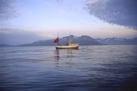 一艘渔船在挪威