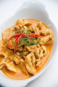 干红色猪肉椰子咖喱 Panaeng 美味和著名的泰国食品