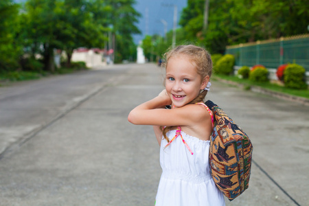 小孩子都会带着一包在他的手在路上