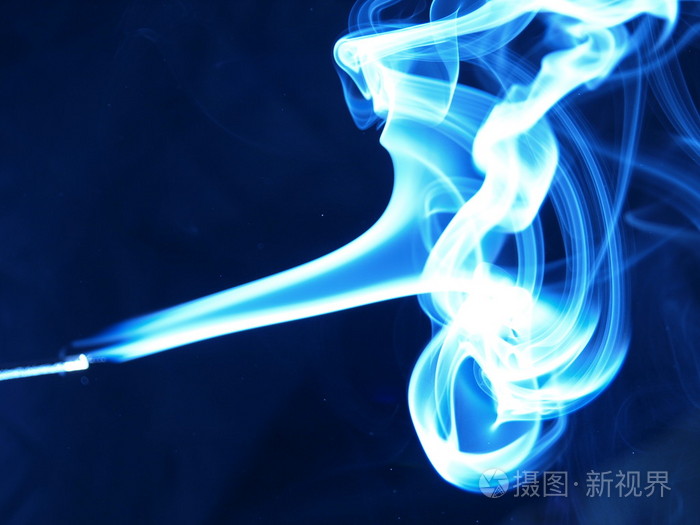 在蓝色背景上吸烟