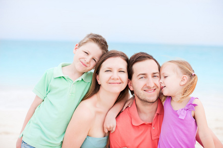 幸福的家庭，在热带海滩