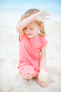 在海滩上的小女孩