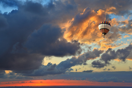 巨大气球飞越大海图片