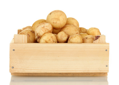 在一个木箱上白色特写孤立年轻土豆