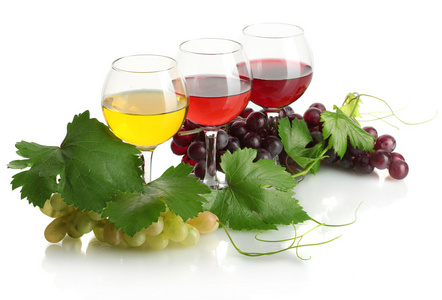 杯酒和成熟的葡萄叶上白色隔离