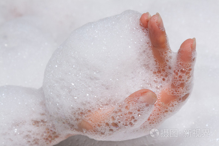 手在肥皂水中