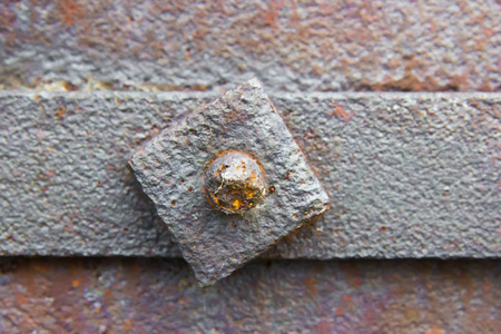 生锈的铁古方形螺母