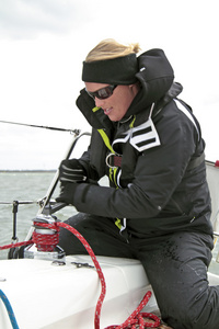 在 t ijsselmeer 风帆比赛期间行动的女人