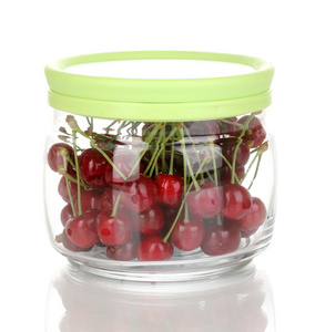 成熟的樱桃浆果在罐子上白色隔离