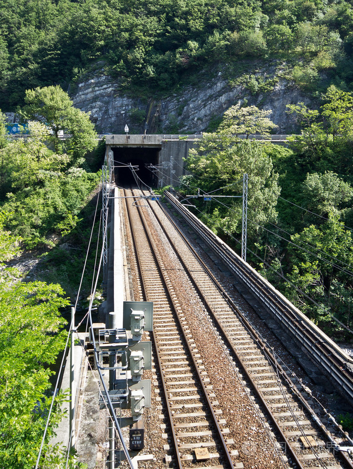 铁路桥梁和隧洞
