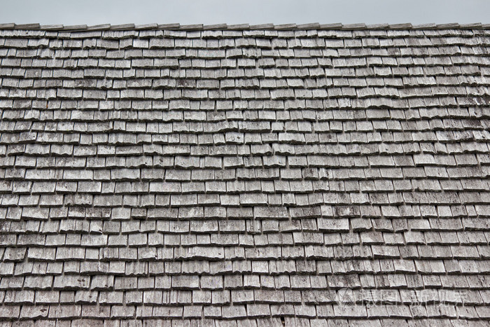 在屋顶上的瓦片的行