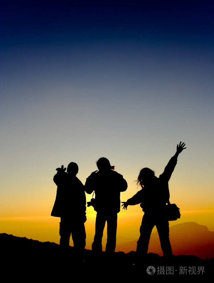 一群男人在日出时图像