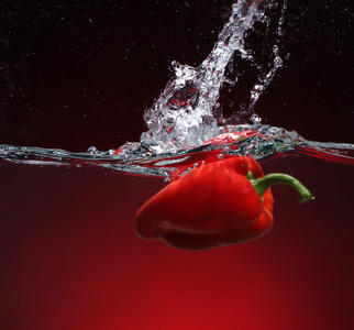 红辣椒落入水中。用同样的音调背景