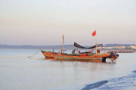 在黄海上的早晨。渔船在海上是