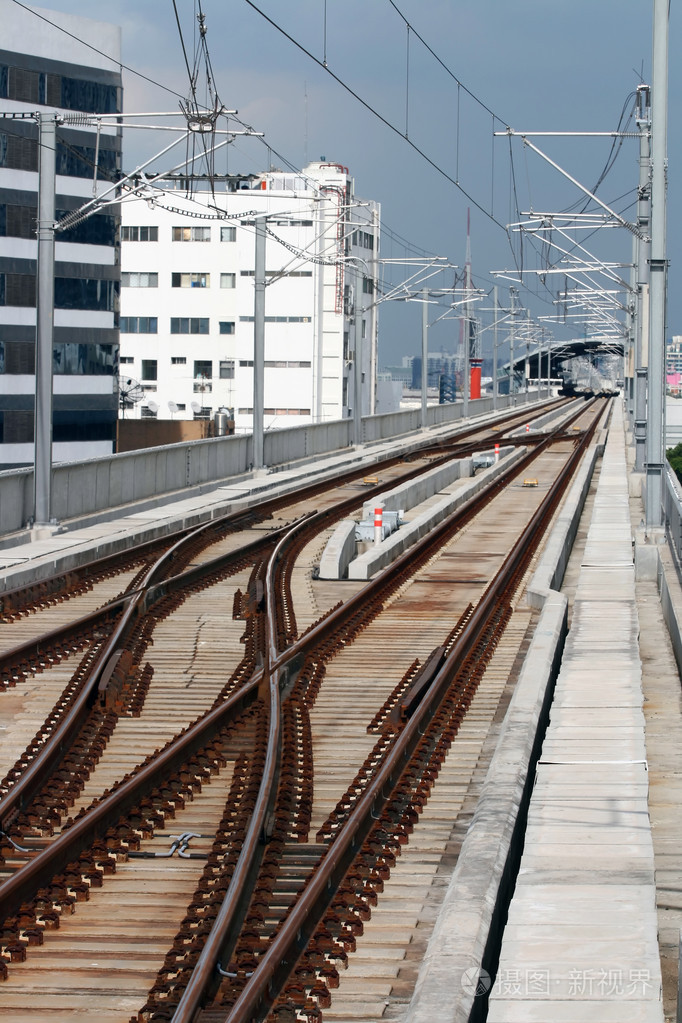 铁路轨道天空火车上