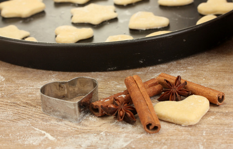 生的饼上一个平底锅用刀具为饼干 桂皮和八角特写