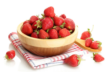在孤立在白色的木碗甜成熟的草莓