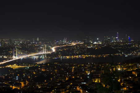 博斯普鲁斯海峡大桥的夜景