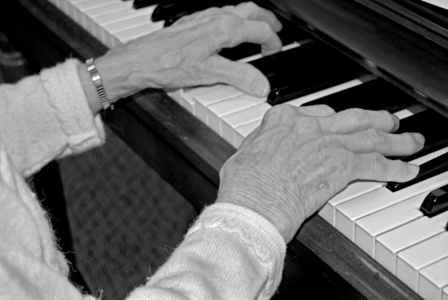 老女人弹钢琴