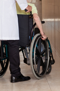 医生与患者在轮子的椅子上