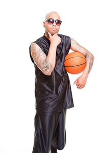 篮球运动员戴着黑色太阳镜站和持有球上白色隔离室画像.