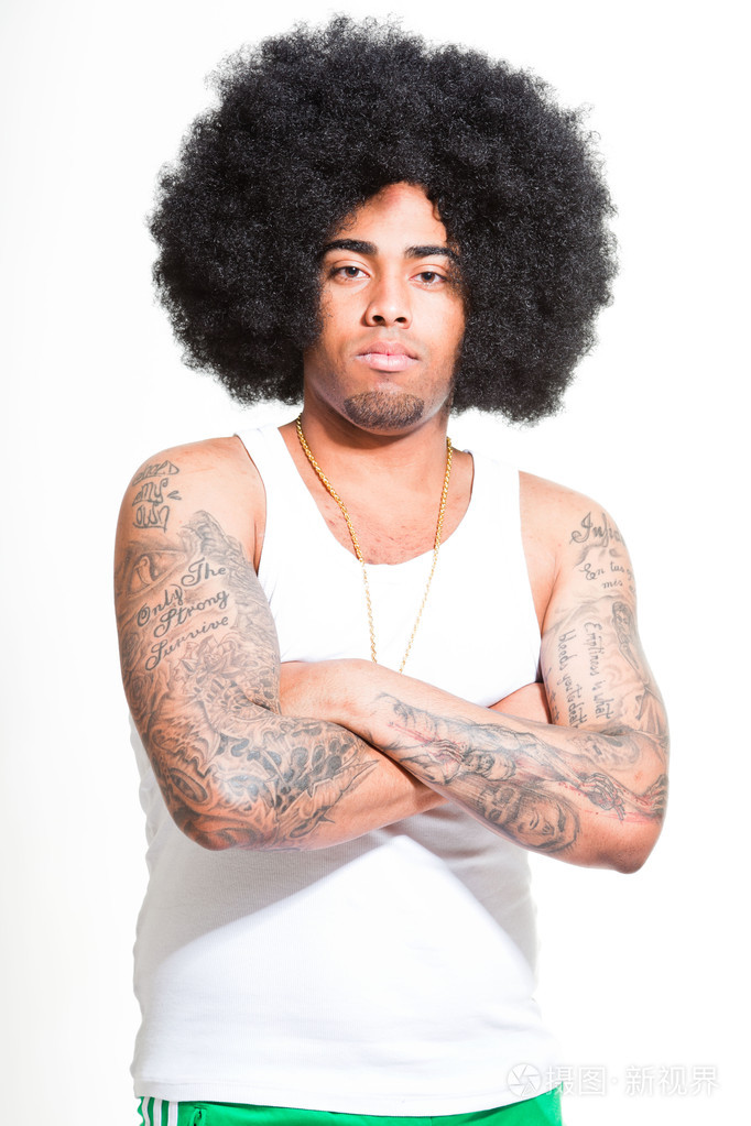 嘻哈城市黑人复古黑人的头发穿着白衬衫和白色上孤立的blingbling寻找