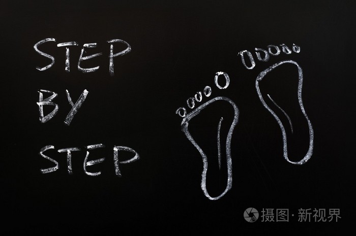 脚印和词一步一步用粉笔绘制
