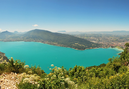 夏天湖全景从山