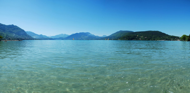 夏天湖全景从山