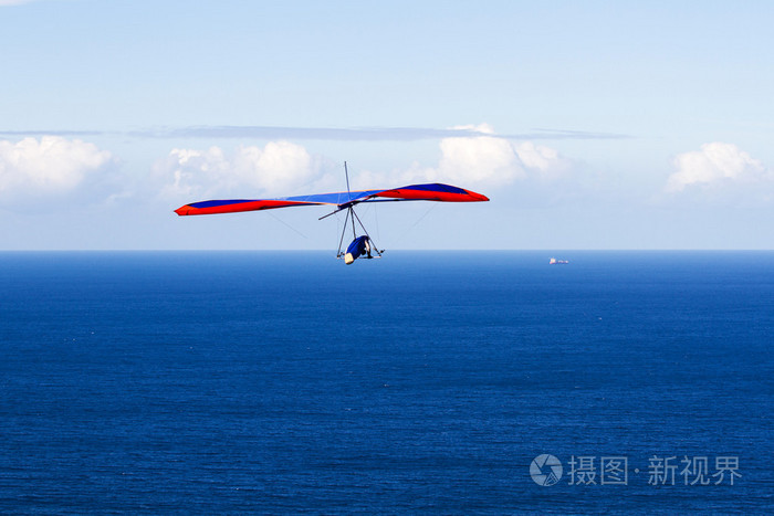 滑翔机飞越这蓝色的海洋上美好的一天