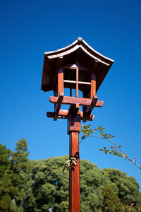 日式灯笼的蓝蓝的天空背景上