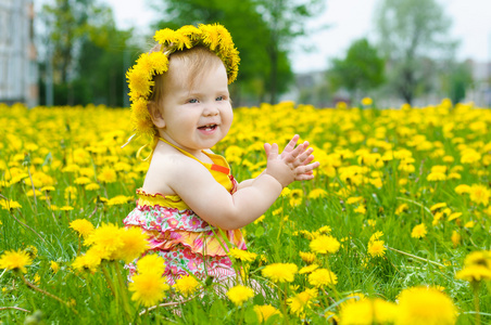 快乐的小女孩在草地上
