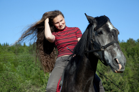 用流动的女孩头发上一匹黑马